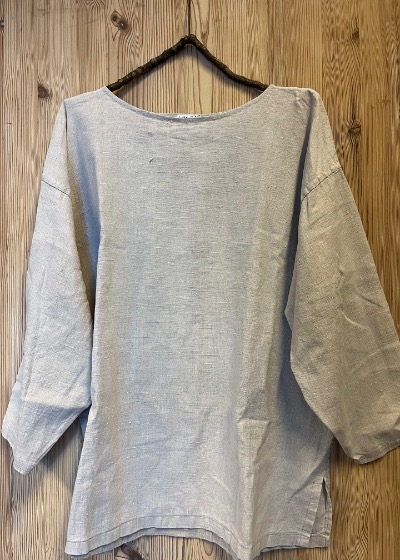 <b>711: Kjortel med lange ærmer</b> <i>(Materiale: Hør<br> Længde: 80 |  Bredde: 69<br>Størrelse: 44-46)</i>