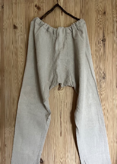 <b>715: Bukser, lange</b> <i>(Materiale: Hør<br> Længde: 110 |  Bredde: 70<br>Størrelse: 44-46)</i>