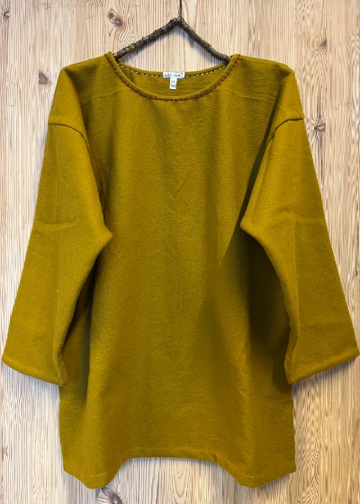 <b>742: Kjortel med lange ærmer</b> <i>(Materiale: Uld<br> Længde: 81 |  Bredde: 67<br>Størrelse: 44-46)</i>