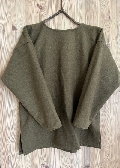 <b>749: Kjortel med lange ærmer</b> <i>(Materiale: Uld<br> Længde: 74 |  Bredde: 62<br>Størrelse: 38-40)</i>