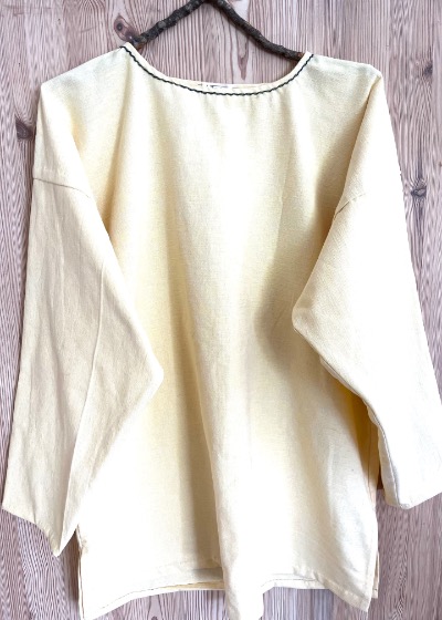 <b>753: Kjortel med lange ærmer</b> <i>(Materiale: Hør<br> Længde: 82 |  Bredde: 71<br>Størrelse: 48-50)</i>