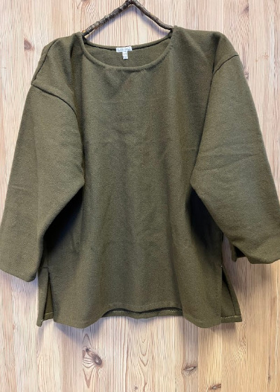 <b>765: Kjortel med lange ærmer</b> <i>(Materiale: Uld<br> Længde: 75 |  Bredde: 62<br>Størrelse: 38-40)</i>