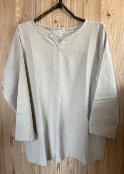<b>769: Kjortel med lange ærmer</b> <i>(Materiale: Hør<br> Længde: 75 |  Bredde: 66<br>Størrelse: 44-46)</i>